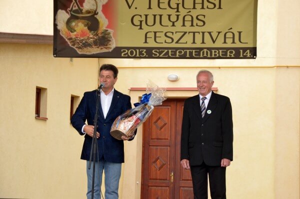 Az V. Téglási Gulyásfesztiválon a német testvérváros polgármestere és küldöttsége is „gulast” főzött