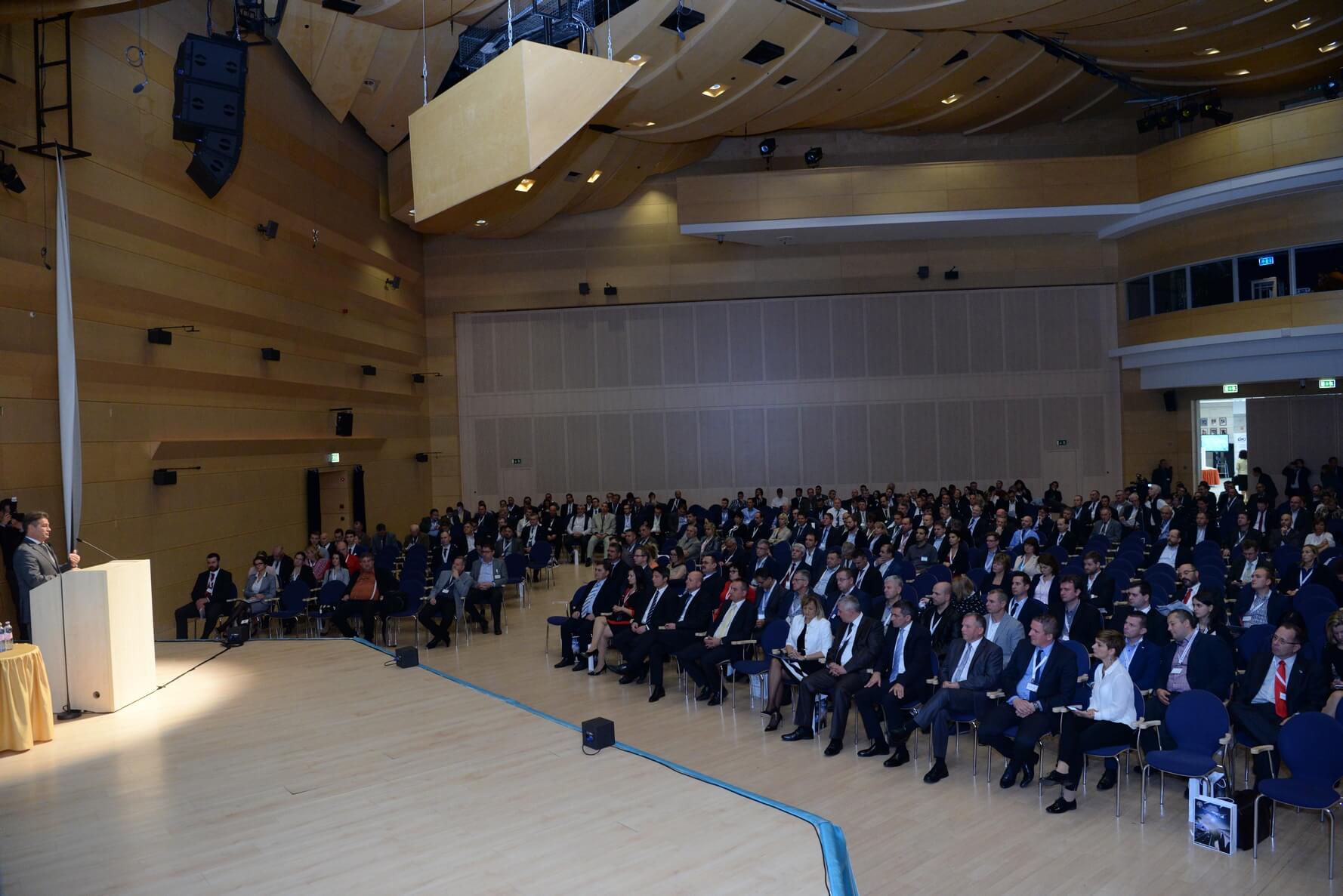 A kormány béremelést tervez a közlekedési dolgozóknak