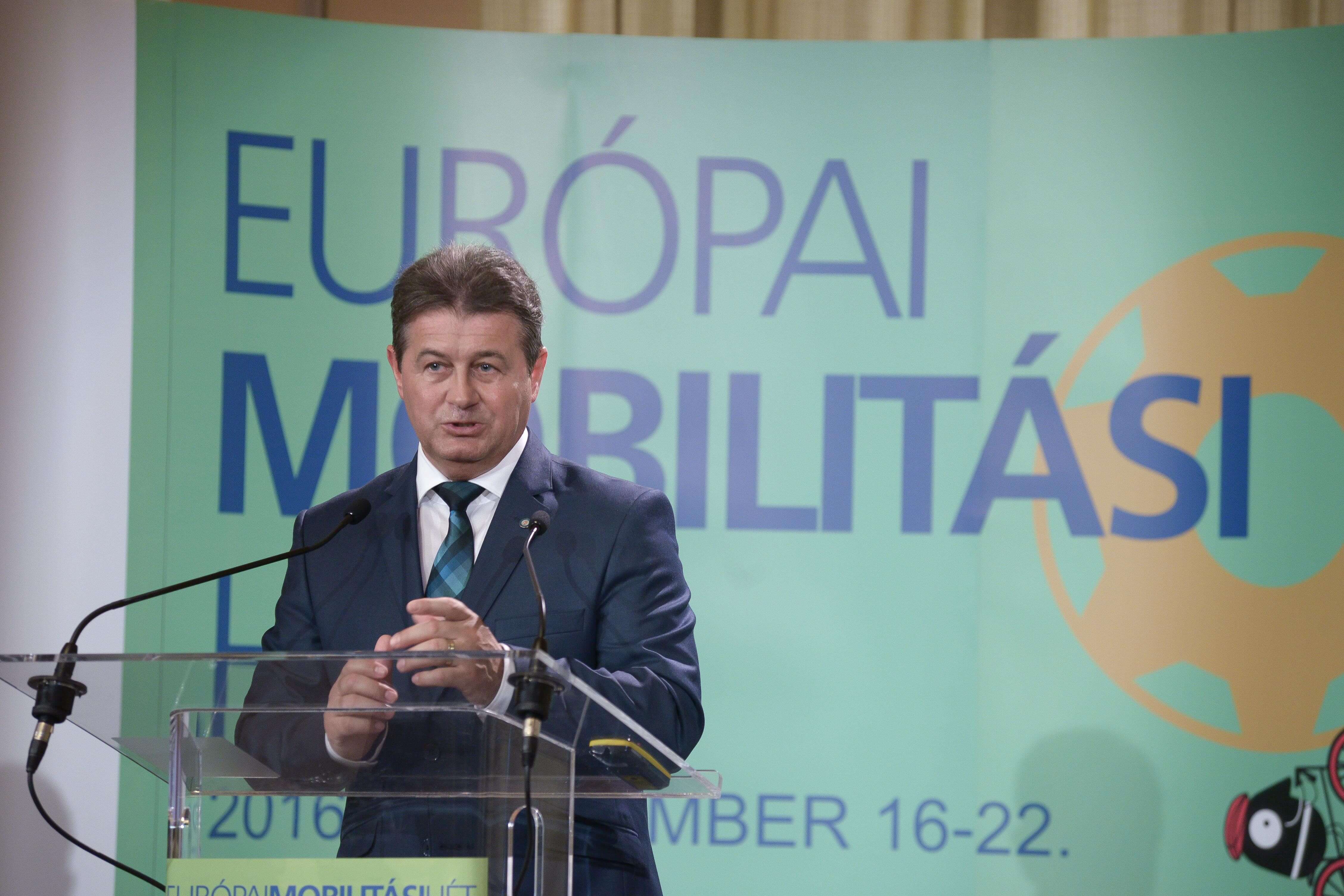 Javítani kell a kötött pályás és a kerékpáros közlekedés feltételeit