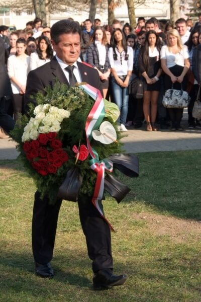 "Tisztelet a Bátraknak!"