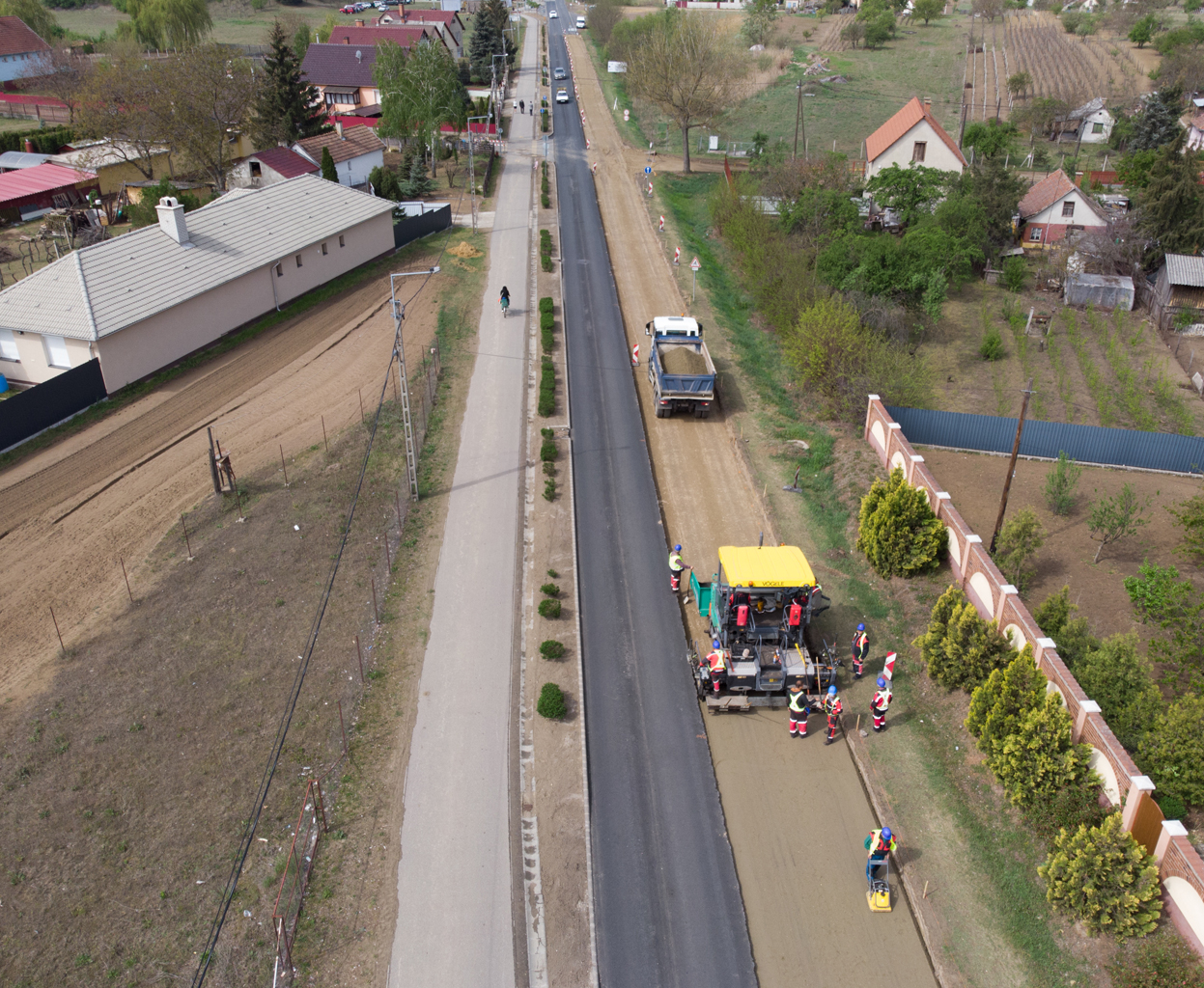 Elkezdődött a 48-as számú főút Debrecen és Nyírábrány közötti külterületi szakaszainak 11,5 tonnás burkolatra erősítése